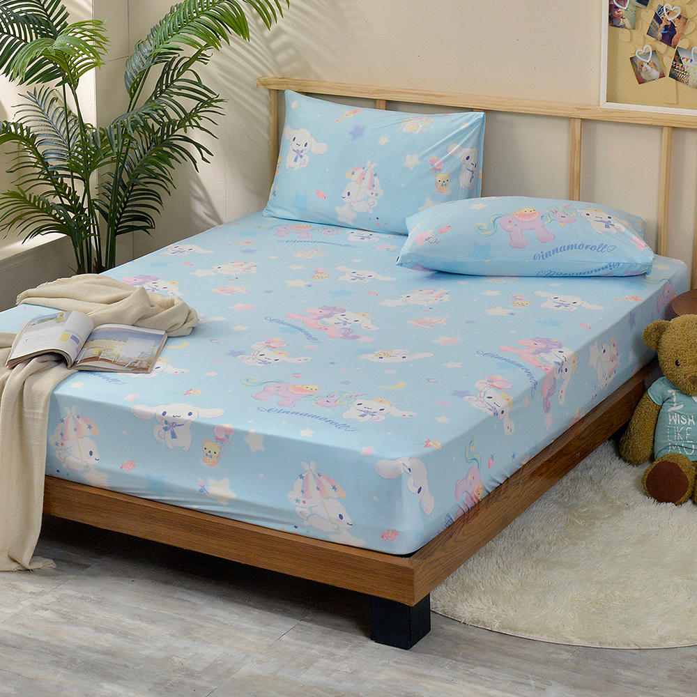[超值組合] Sanrio-大耳狗奇幻樂園 | 雙人海島針織床包枕套組+大容量洗衣袋