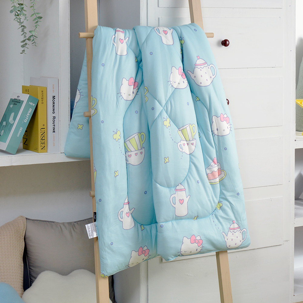[超值組合] Sanrio-HELLO KITTY午茶時光藍 | 海島針織棉可水洗兒童暖暖被105*135CM+洗衣袋