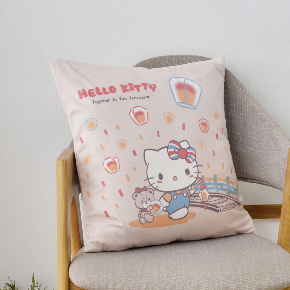 義大利Fancy Belle《Sanrio-HELLO KITTY放天燈》麂皮靠墊 45*45CM