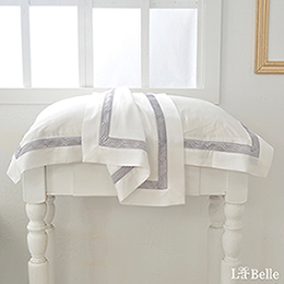 義大利La Belle《薩爾瓦-銀》加大天絲蕾絲防蹣抗菌吸濕排汗兩用被床包組