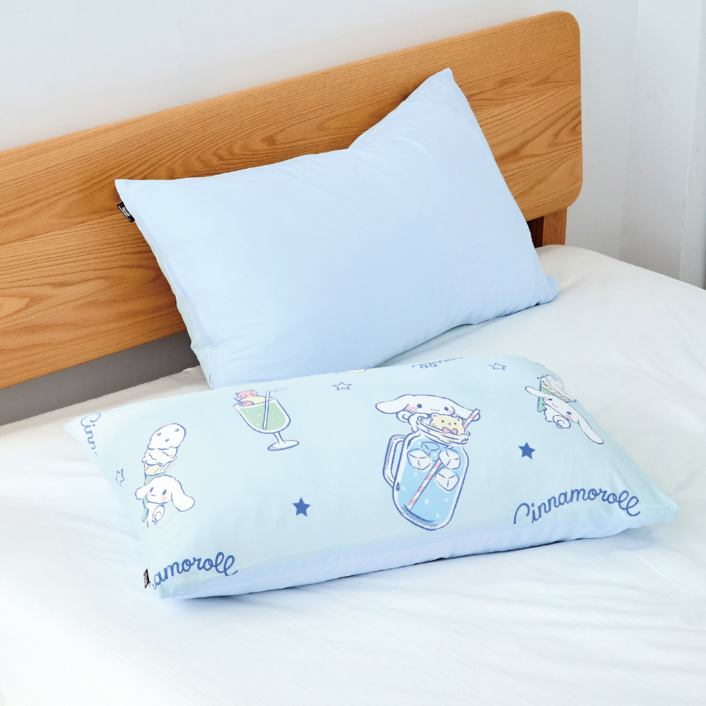 [超值組合] 義大利La Belle《Sanrio-大耳狗喜拿夏日飲品派對》ICECOOL眠綿冰涼感信封枕套--2入+大容量洗衣袋