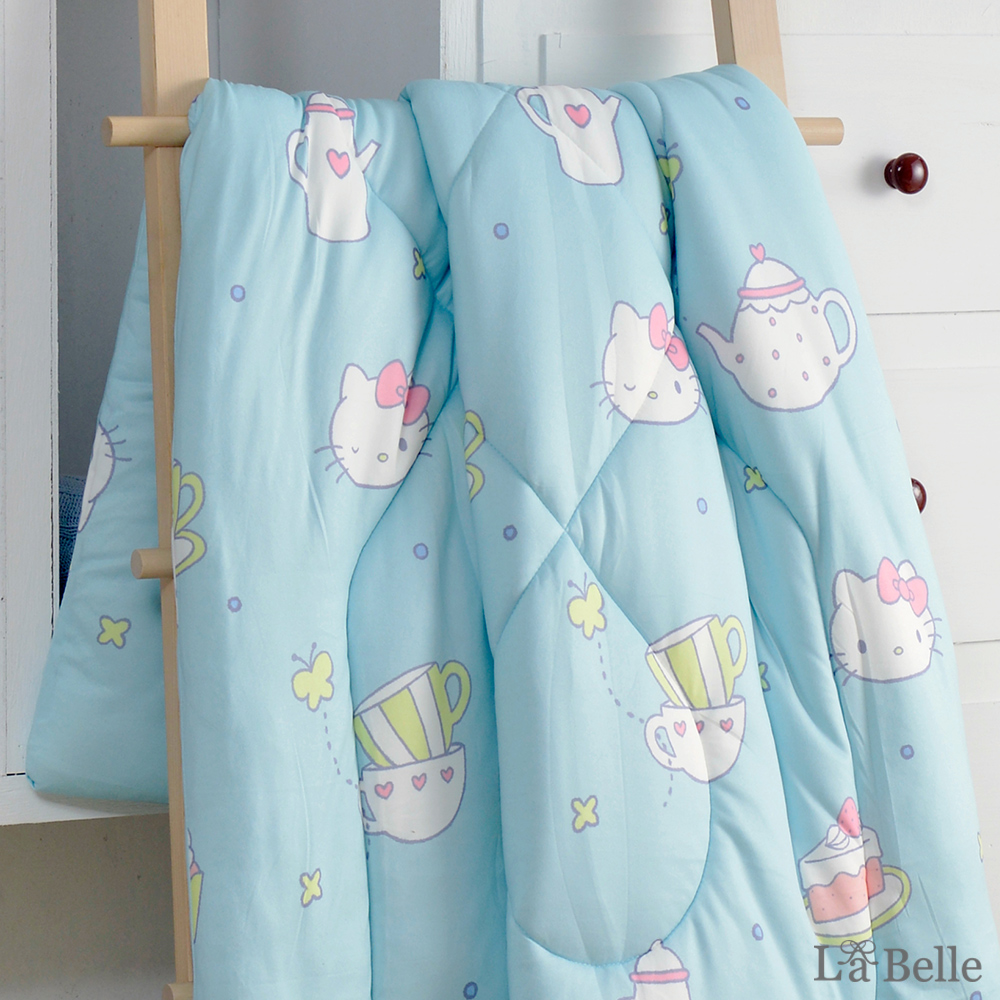 [超值組合]義大利La Belle《Sanrio-HELLO KITTY午茶時光藍》海島針織棉可水洗兒童暖暖被105*135CM+大容量洗衣袋