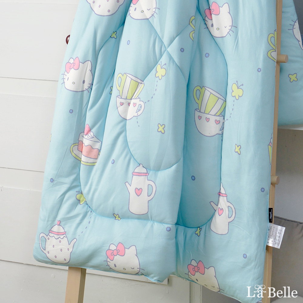 [超值組合]義大利La Belle《Sanrio-HELLO KITTY午茶時光藍》海島針織棉可水洗兒童暖暖被105*135CM+大容量洗衣袋