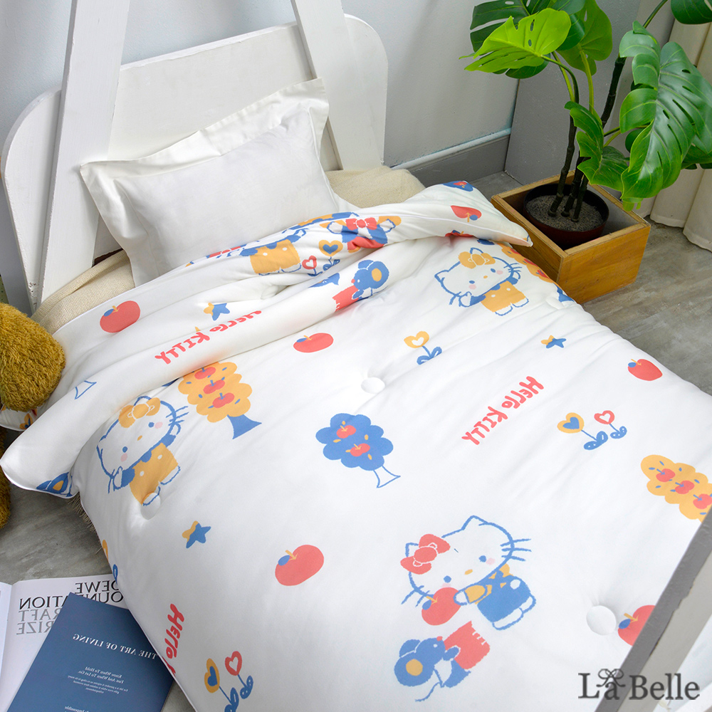[超值組合]義大利La Belle《Sanrio-HELLO KITTY蘋果樹》海島針織棉可水洗兒童抗菌暖暖被105*135CM+大容量洗衣袋
